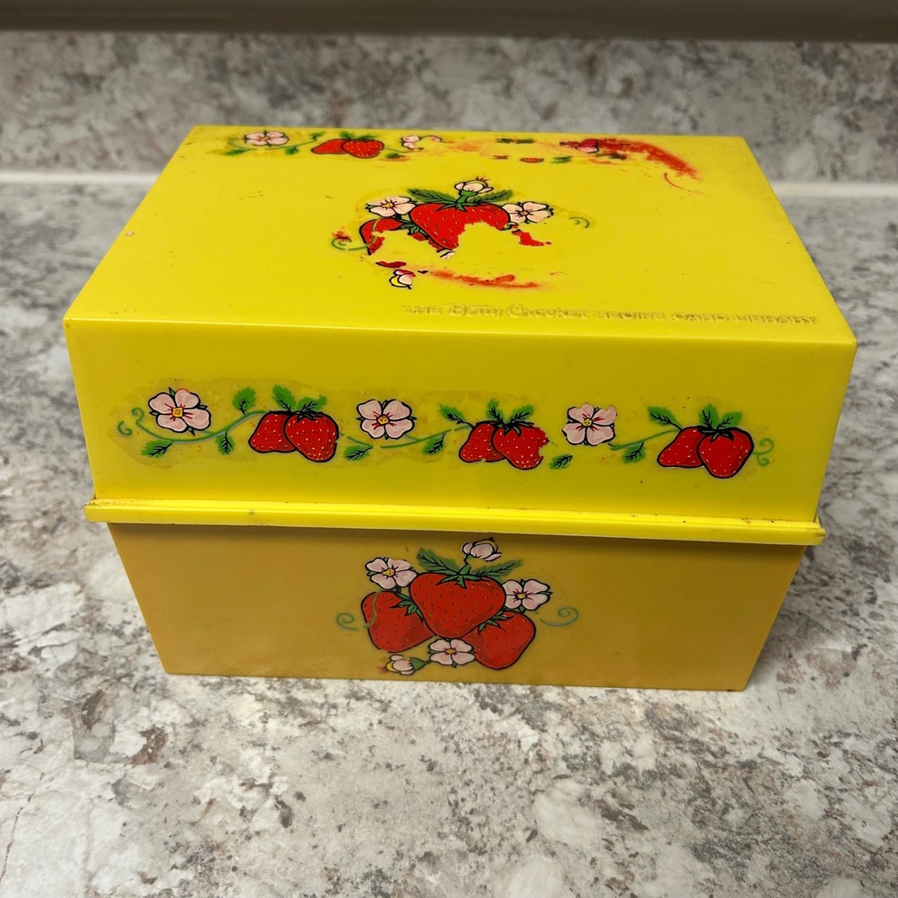 Betty Crocker Recipe Card Library Yellow Vintage Strawberry Plastic‎ Box